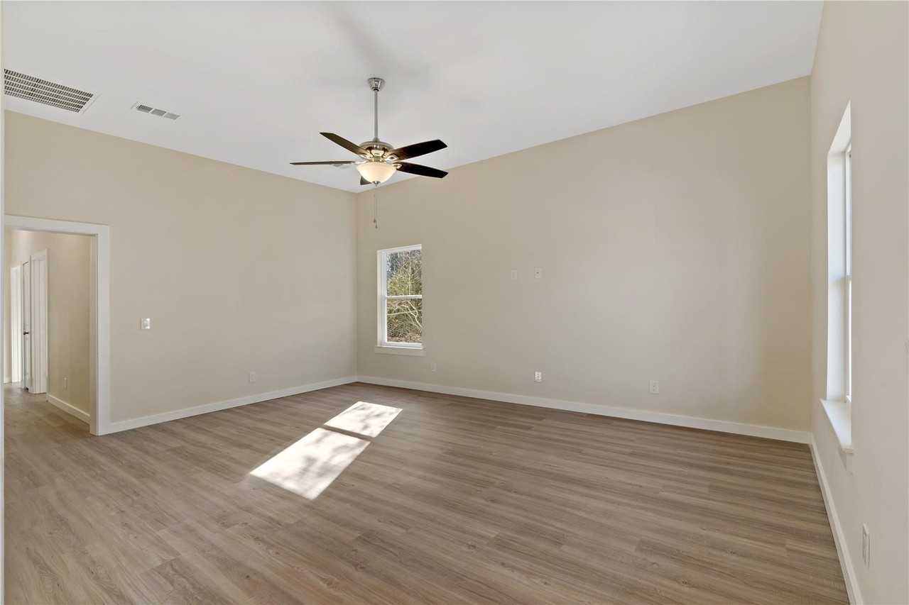 1350 Fitzhugh Ave - Photo 4 of 10
