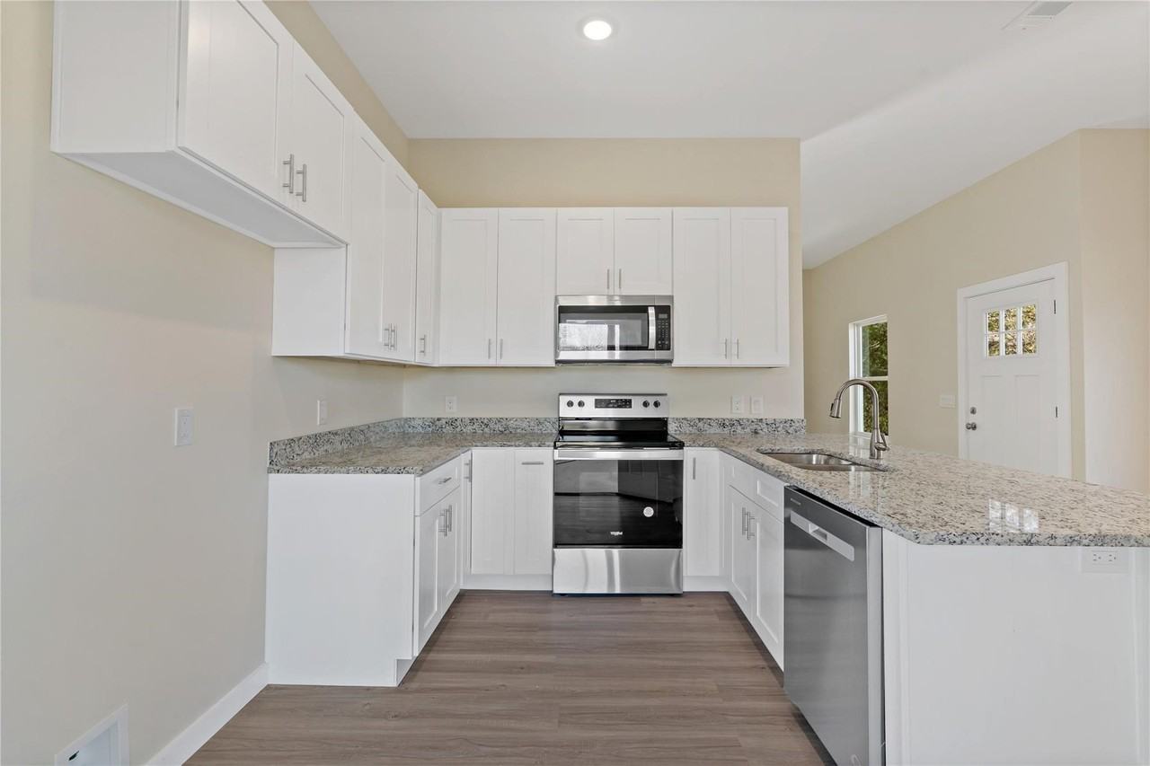 1350 Fitzhugh Ave - Photo 5 of 10