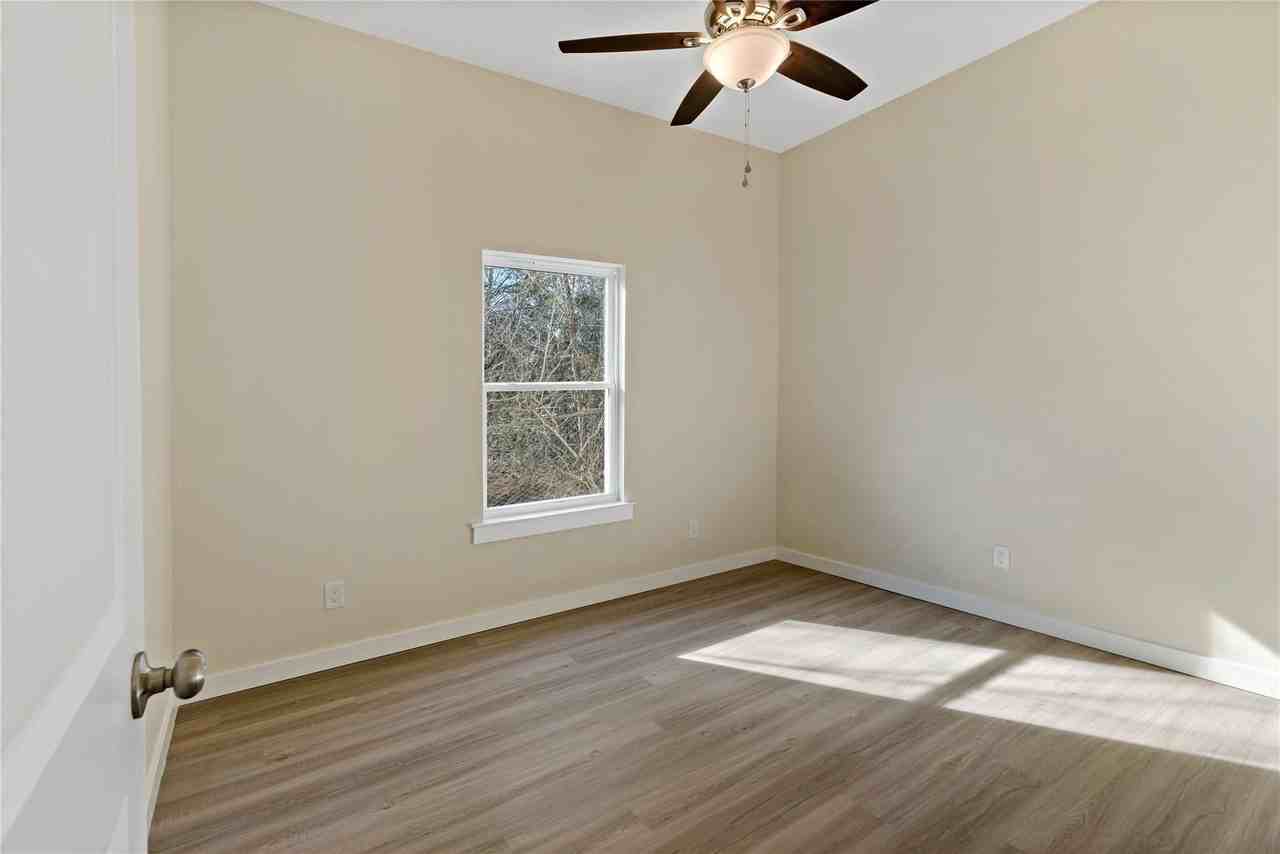 1350 Fitzhugh Ave - Photo 7 of 10