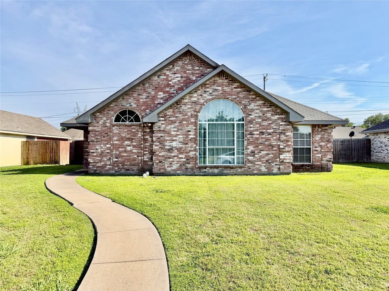 1302 Old Knoll Dr