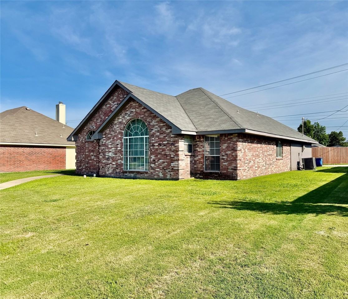 1302 Old Knoll Dr - Photo 3 of 19