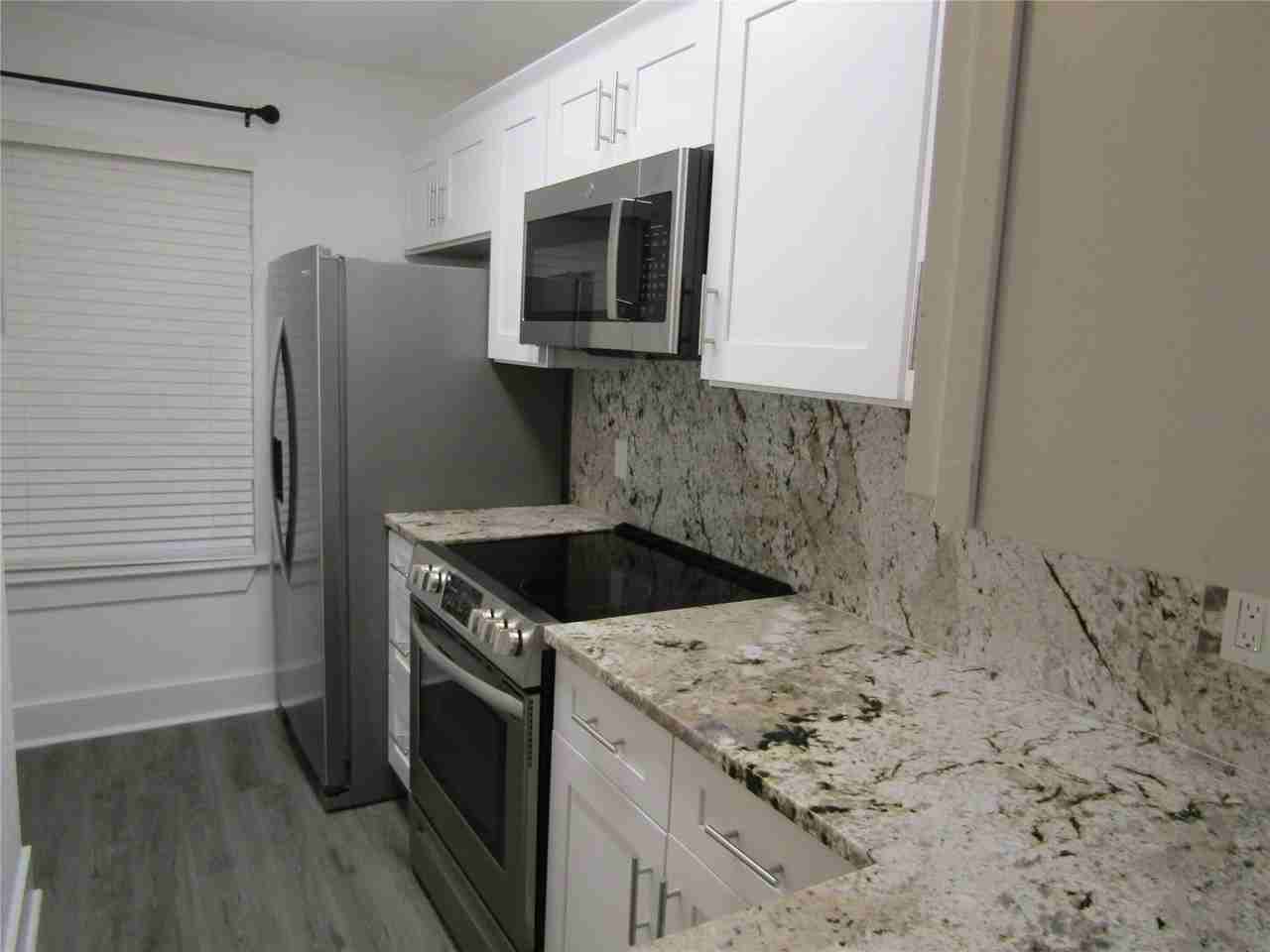 818 W Collins St - Photo 3 of 19