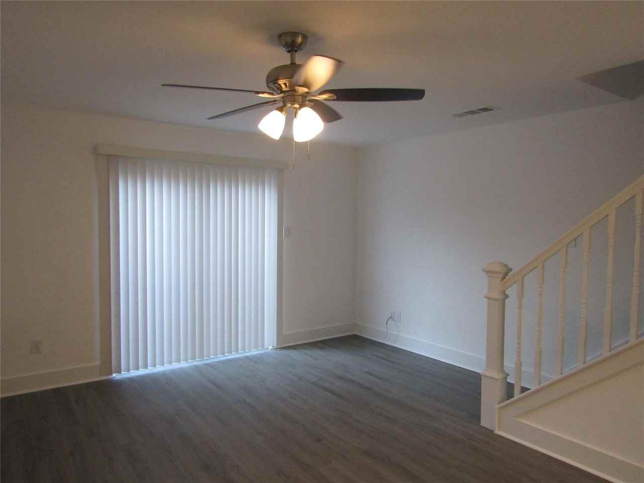 818 W Collins St - Photo 4 of 19