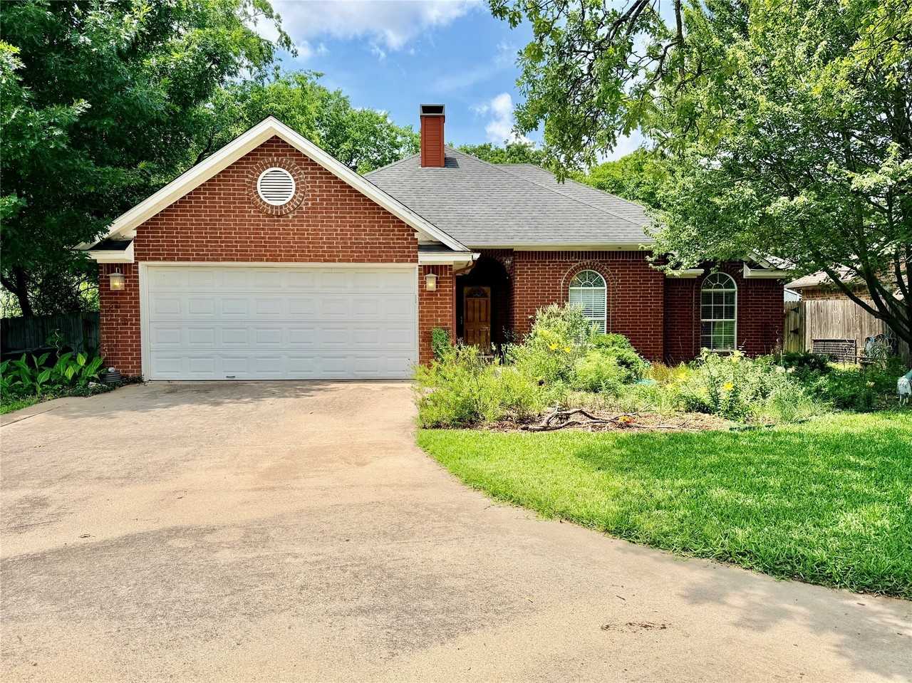 2121 Preston Pl - Photo 2 of 20