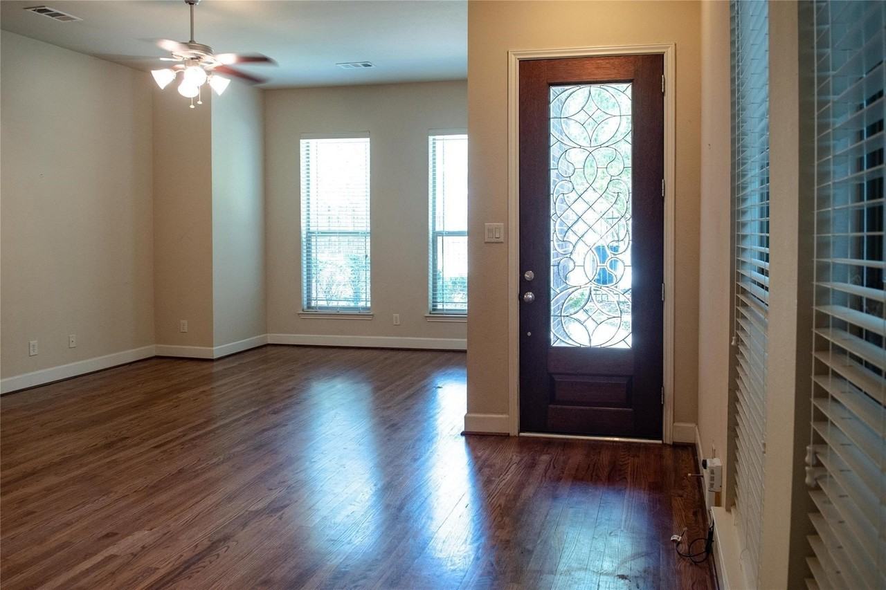 2410 Knight St - Photo 3 of 24