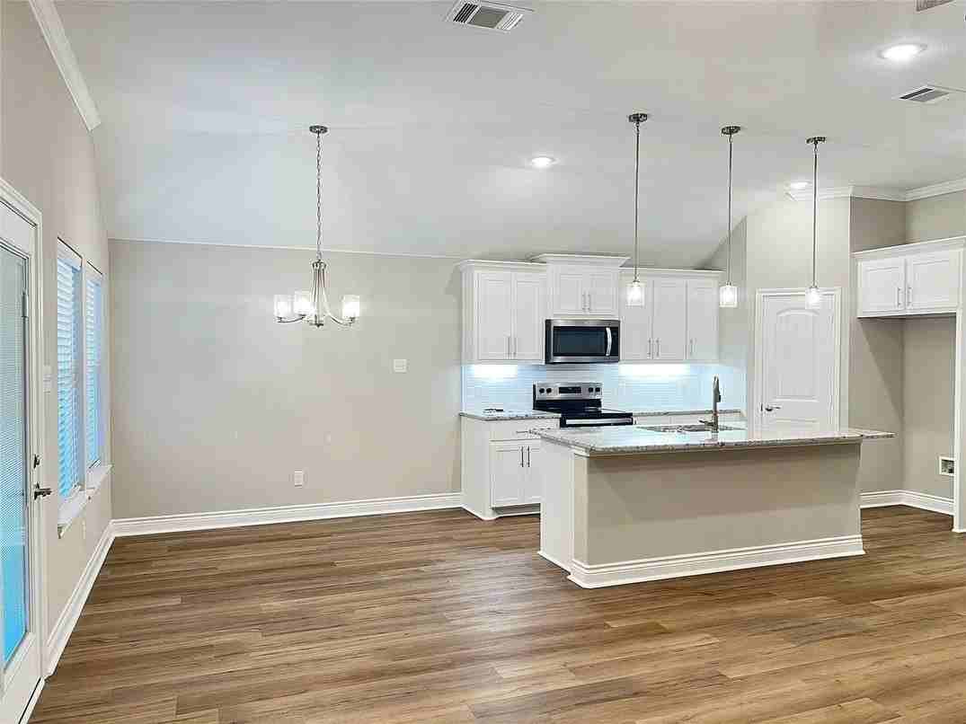 806 Greyson Ln - Photo 3 of 23