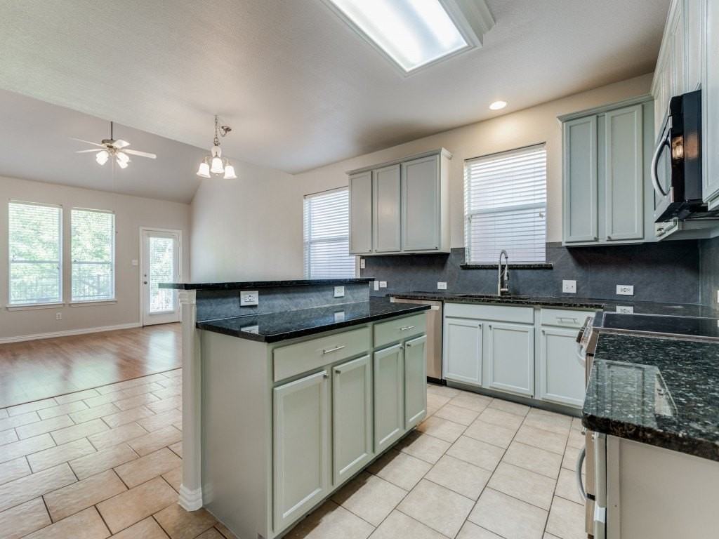 2728 Tangerine Ln - Photo 7 of 25