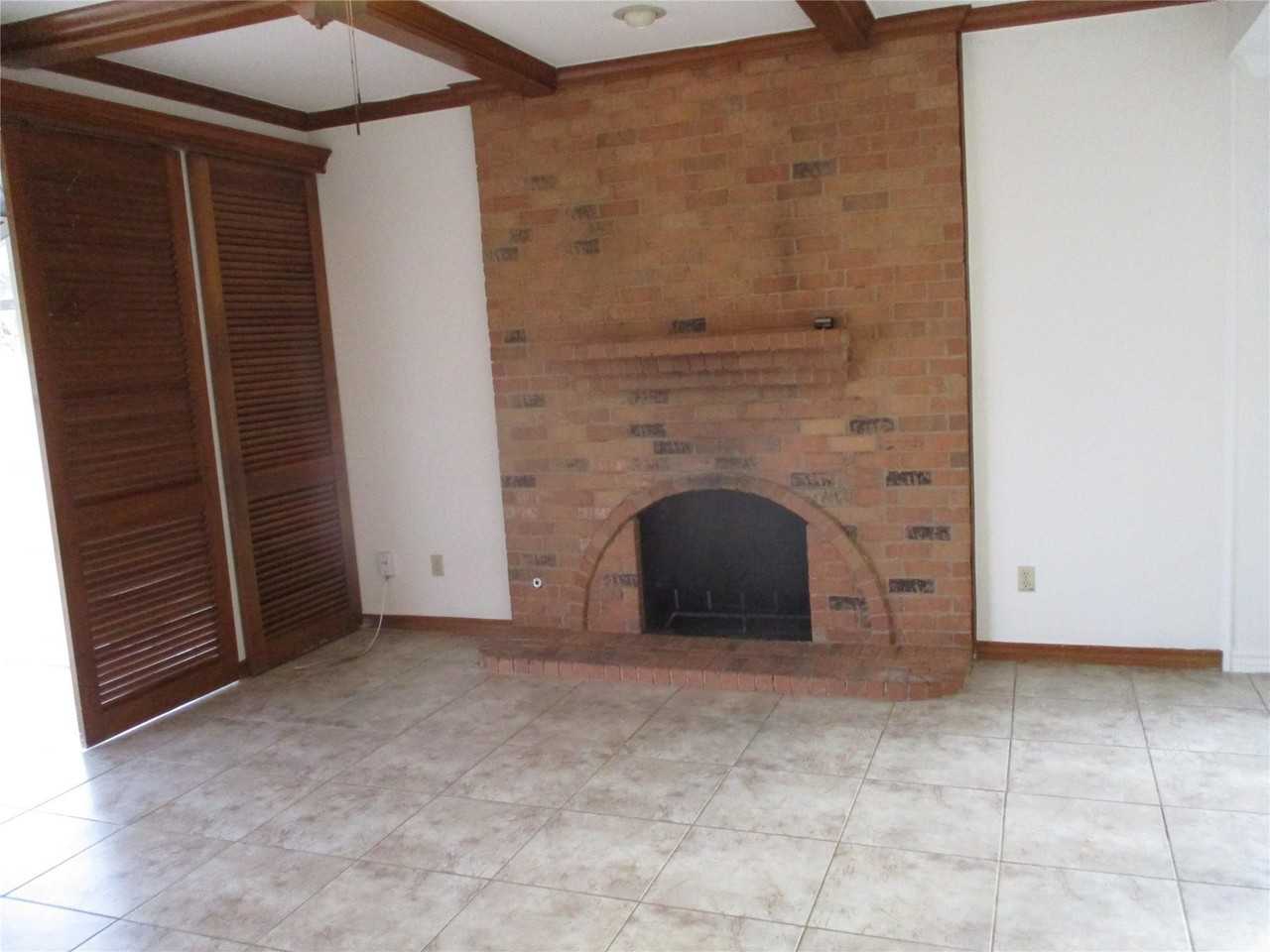 4611 Oak Club Dr - Photo 3 of 10