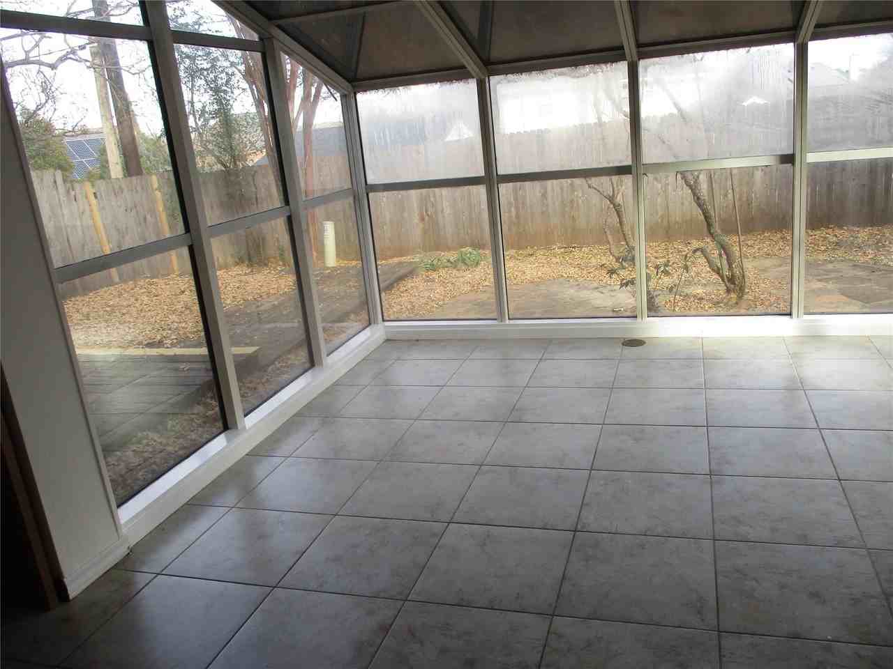 4611 Oak Club Dr - Photo 4 of 10