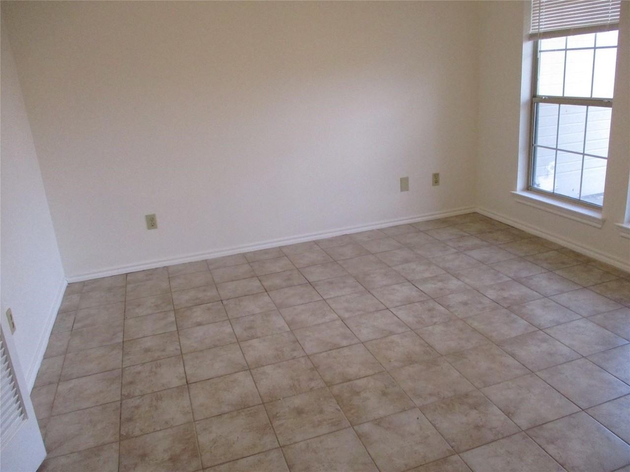 4611 Oak Club Dr - Photo 5 of 10