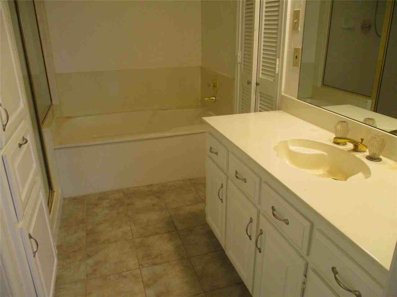 4611 Oak Club Dr - Photo 6 of 10