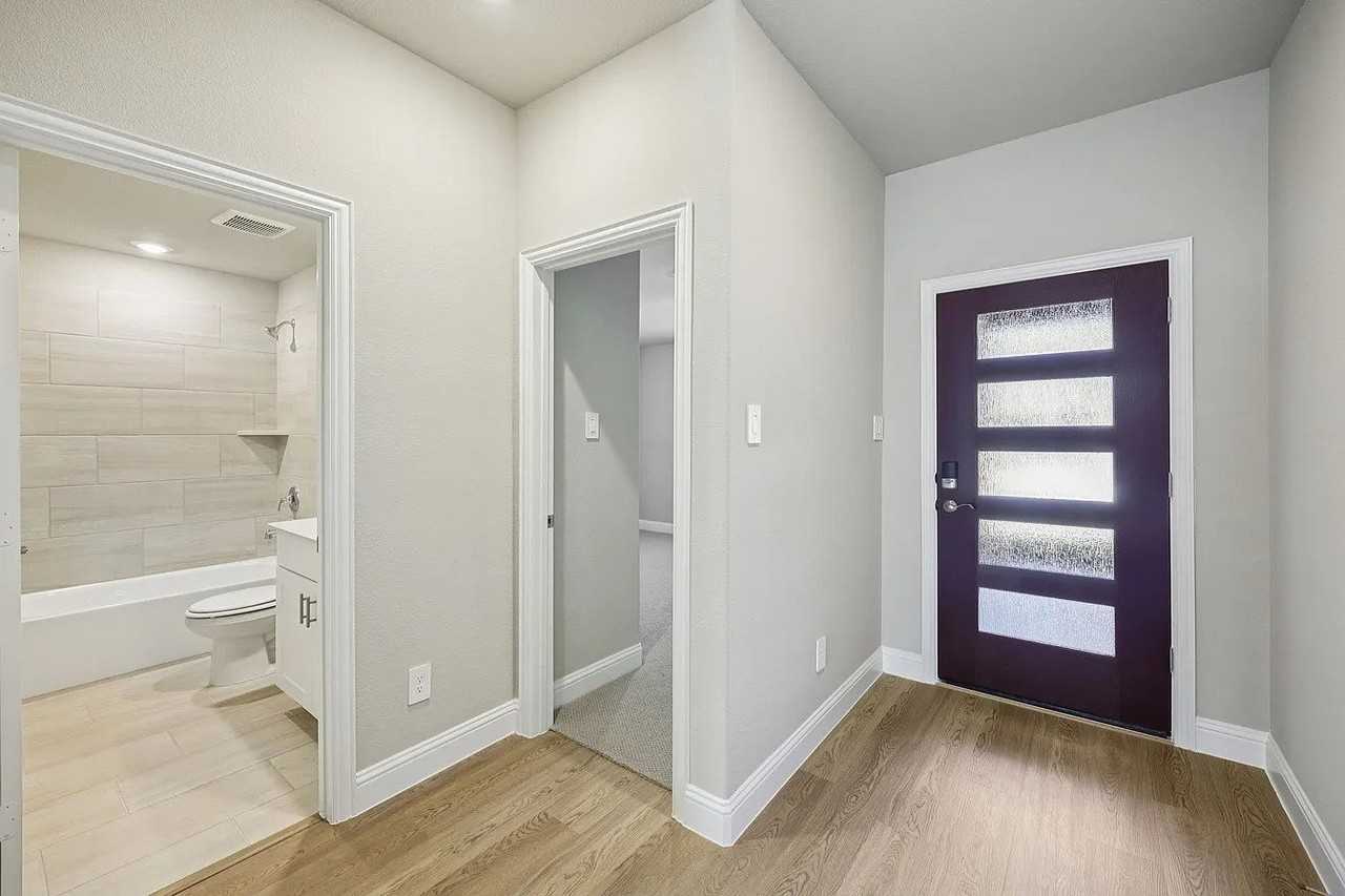 5910 Broadacre Dr - Photo 4 of 32