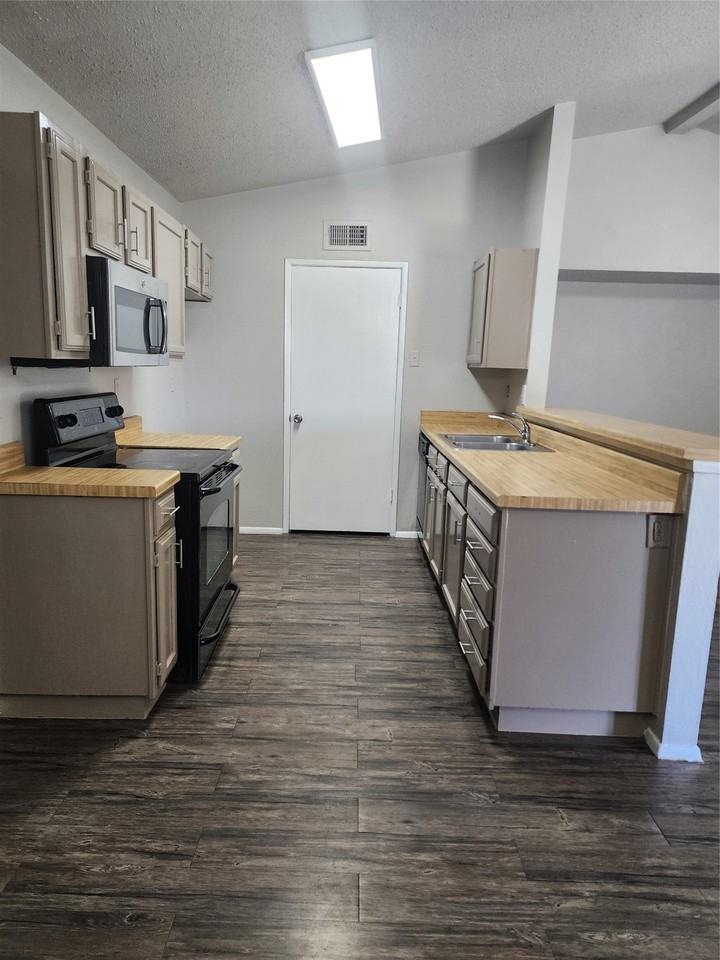 4456 Chapman St - Photo 4 of 6