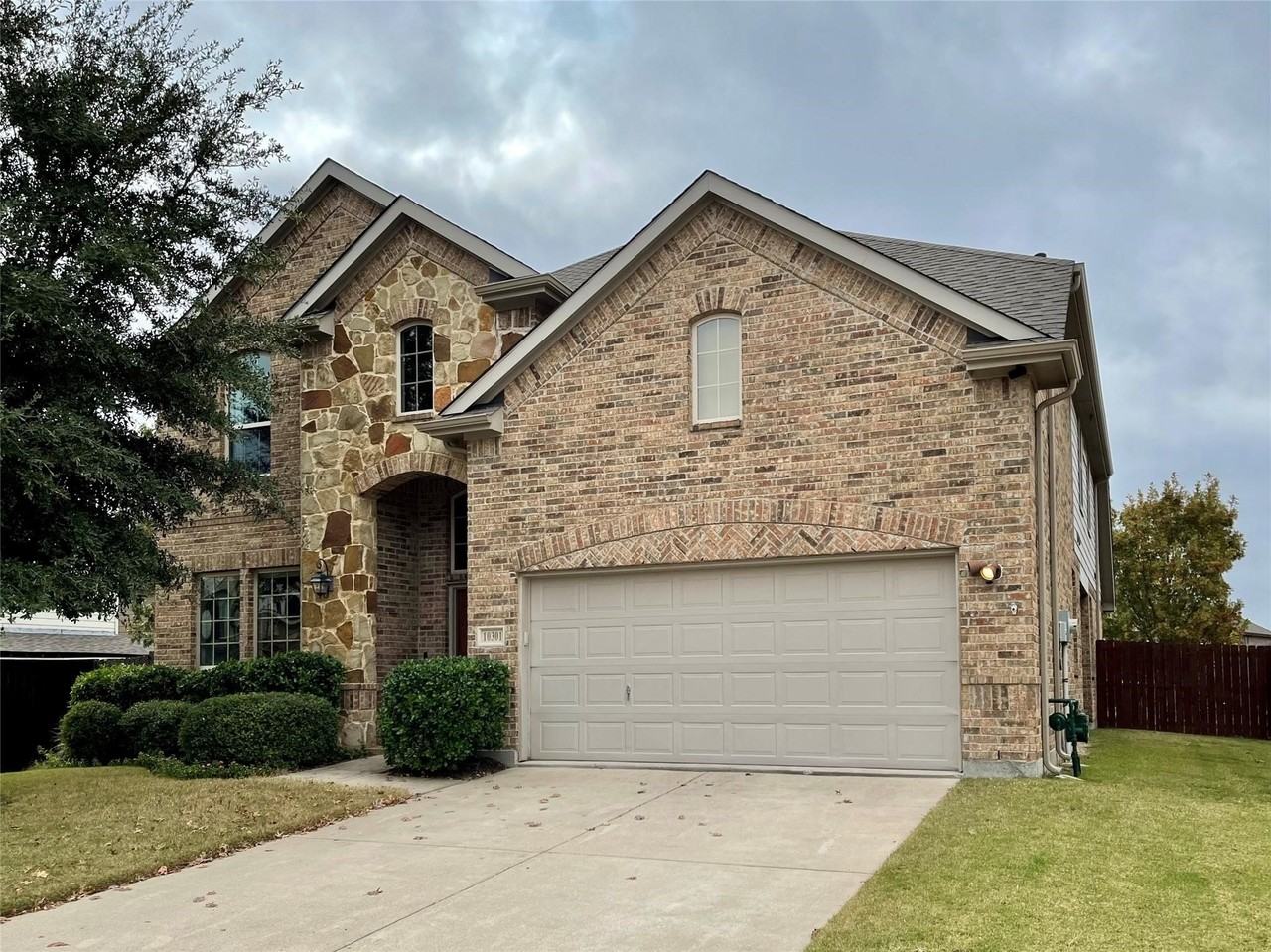 10301 Matador Dr - Photo 2 of 33