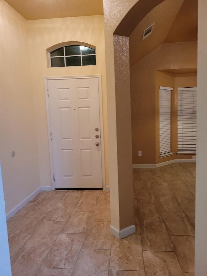 10436 Phantom Hill Rd - Photo 2 of 19