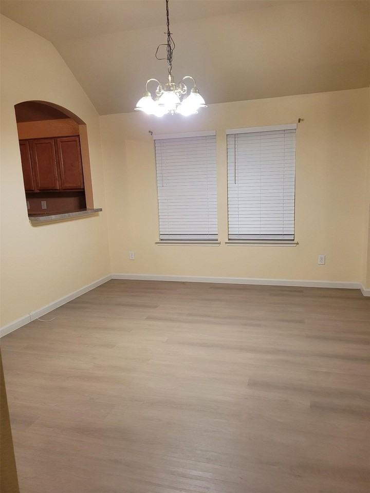 10436 Phantom Hill Rd - Photo 5 of 19