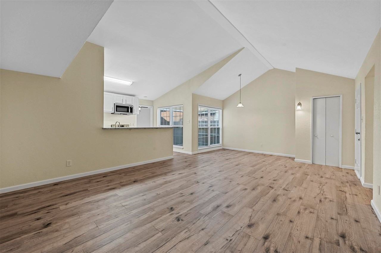 6005 Dooley Dr - Photo 3 of 21