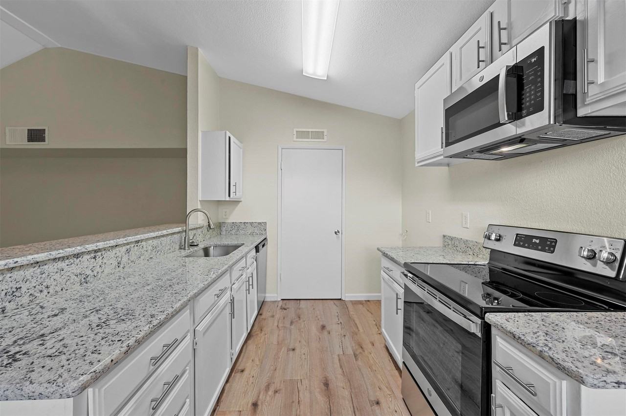 6005 Dooley Dr - Photo 7 of 21