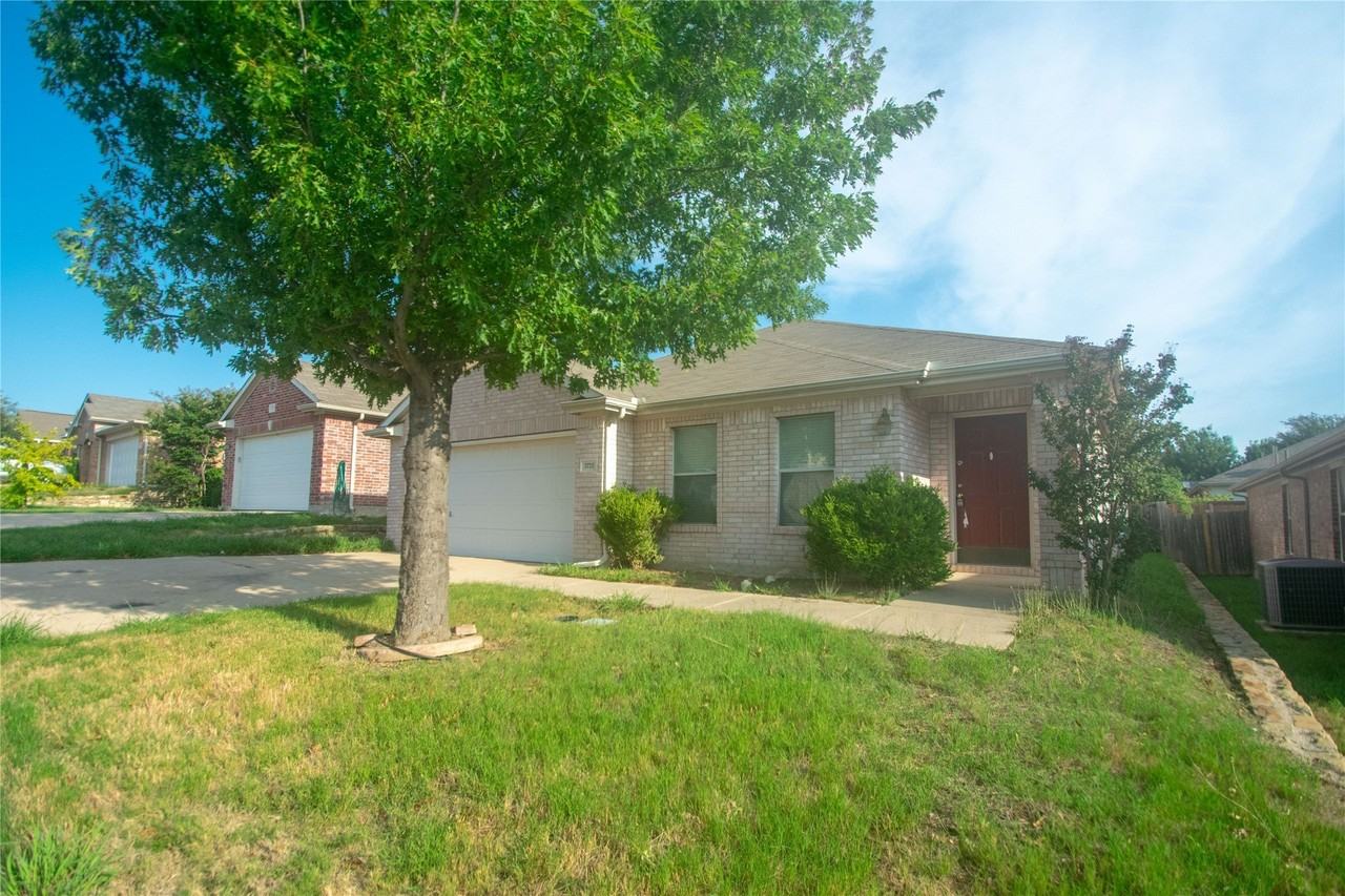 3725 Sapphire St - Photo 2 of 20
