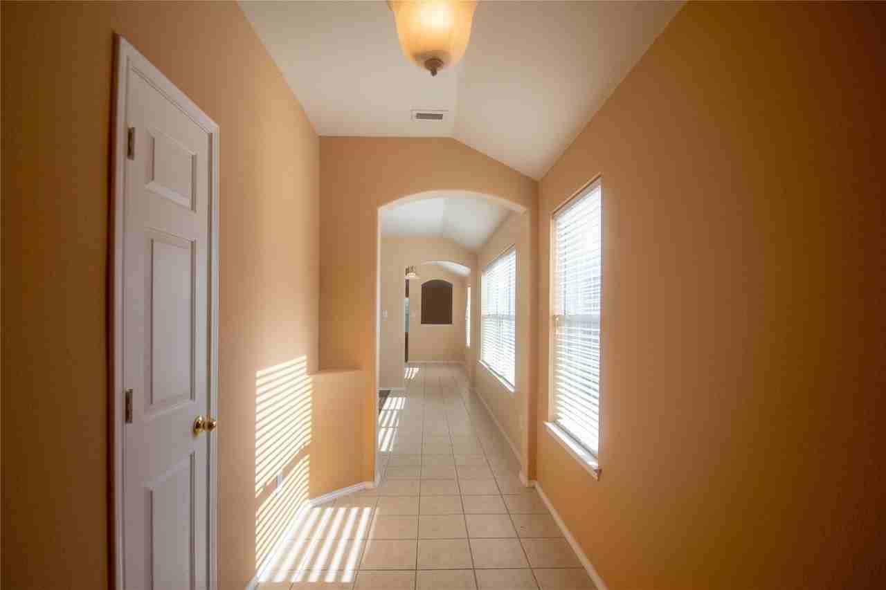 3725 Sapphire St - Photo 3 of 20