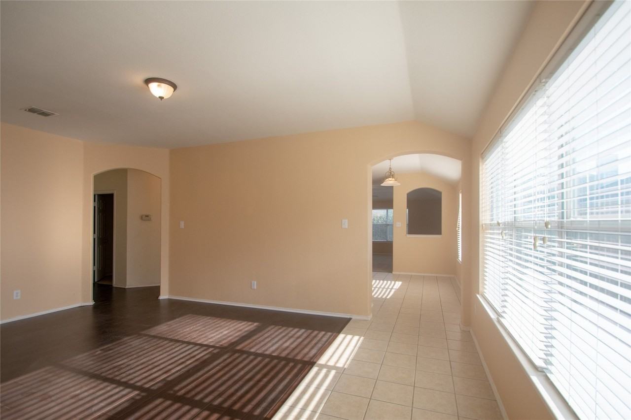 3725 Sapphire St - Photo 4 of 20
