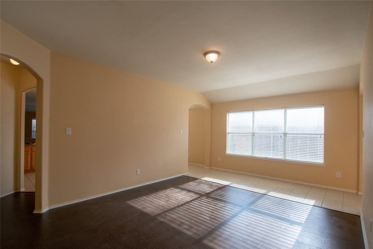 3725 Sapphire St - Photo 6 of 20