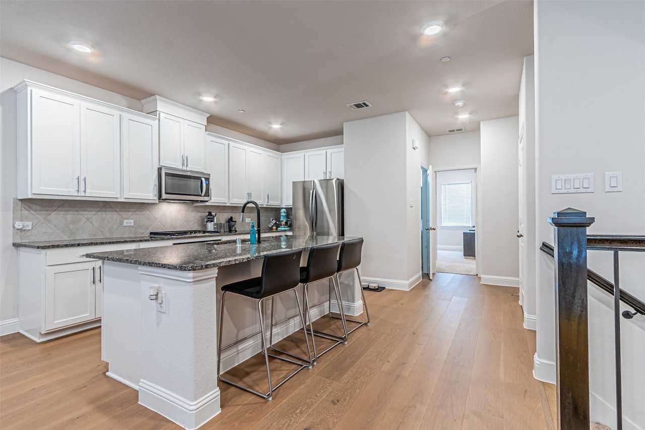 3521 Treasure Dr - Photo 4 of 24