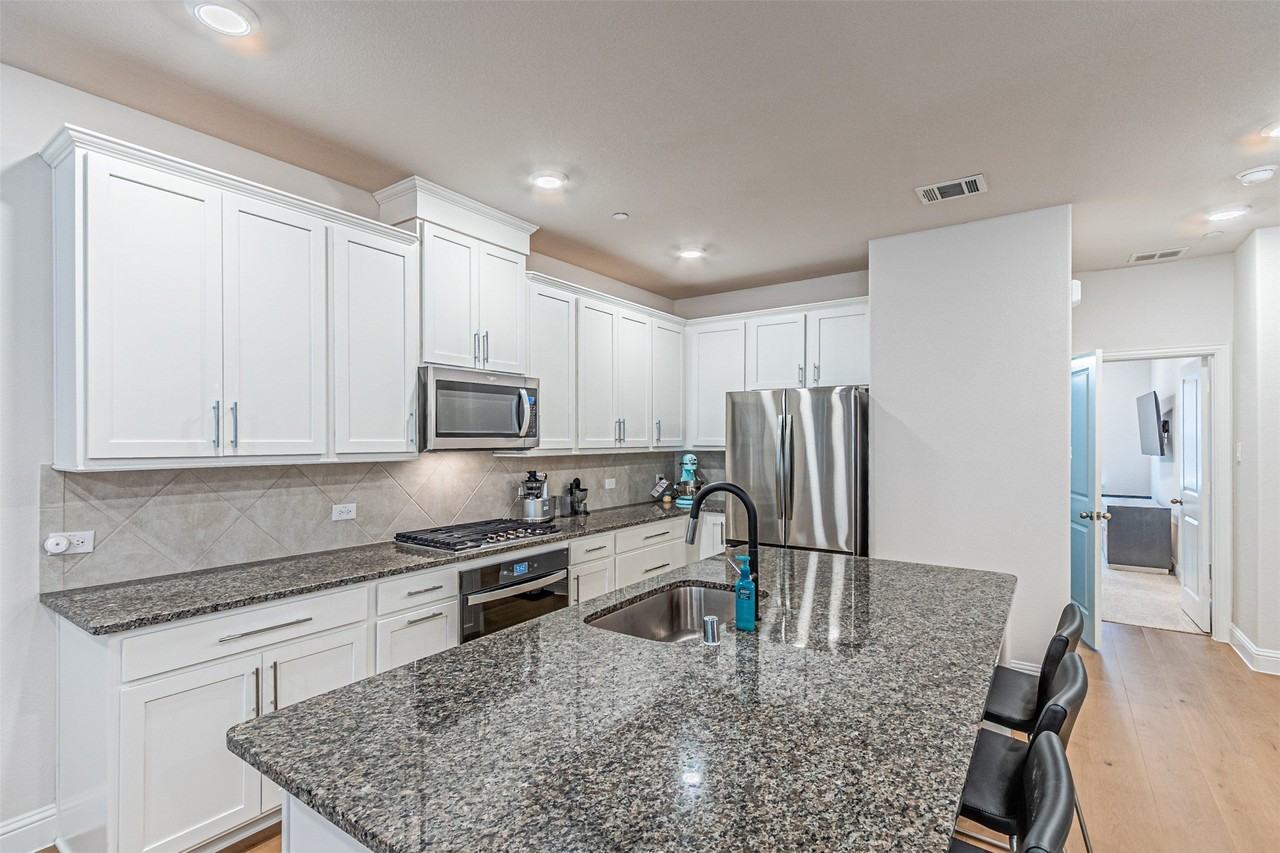 3521 Treasure Dr - Photo 5 of 24