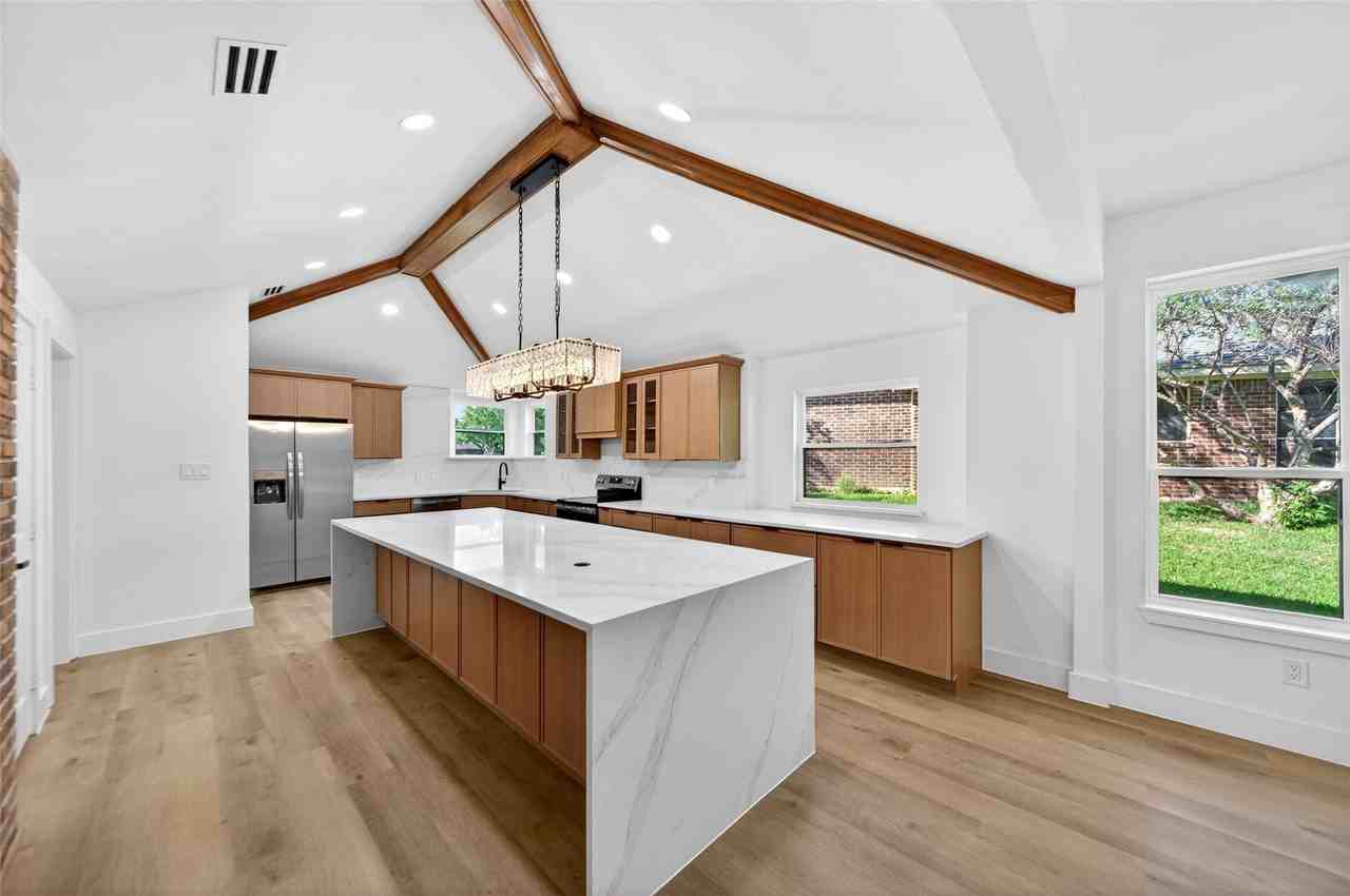 1213 Sycamore Dr - Photo 3 of 32
