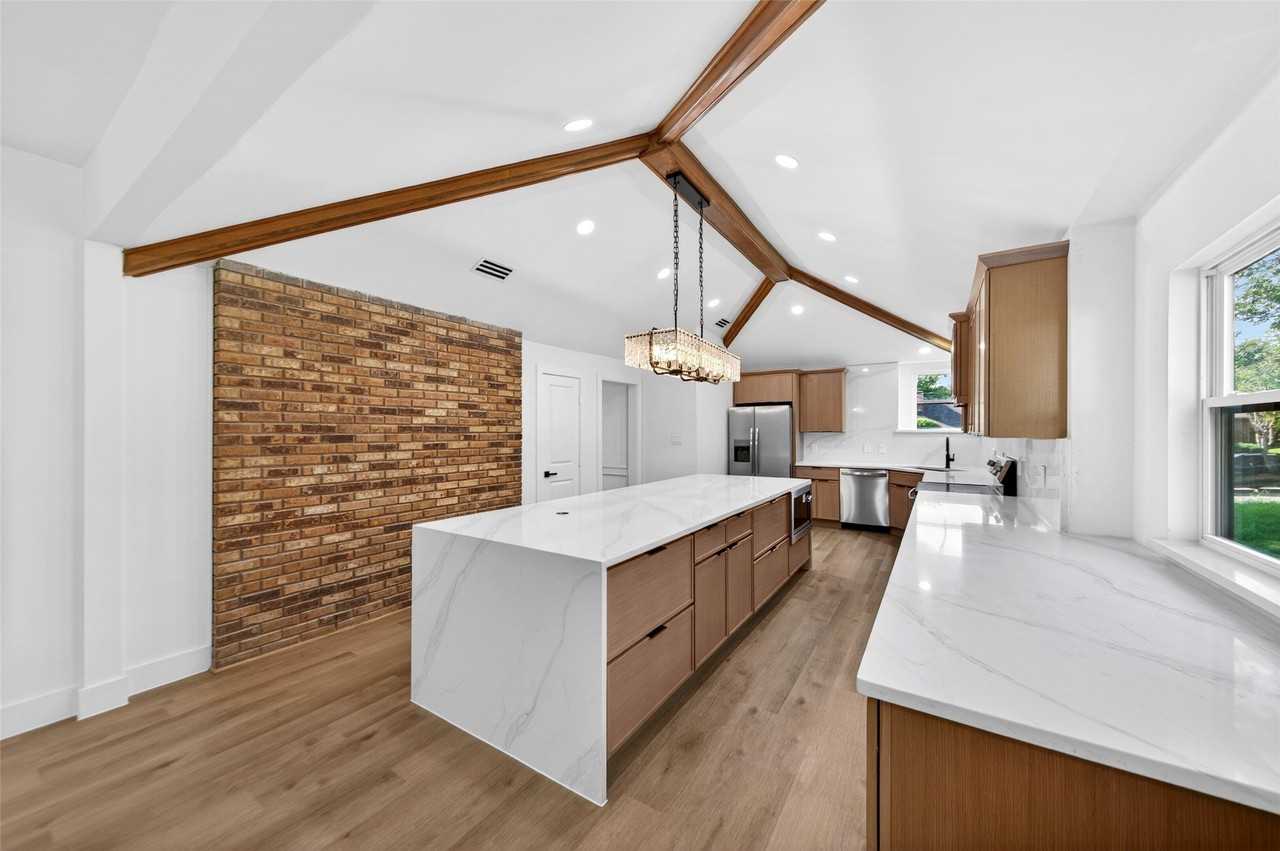 1213 Sycamore Dr - Photo 4 of 32