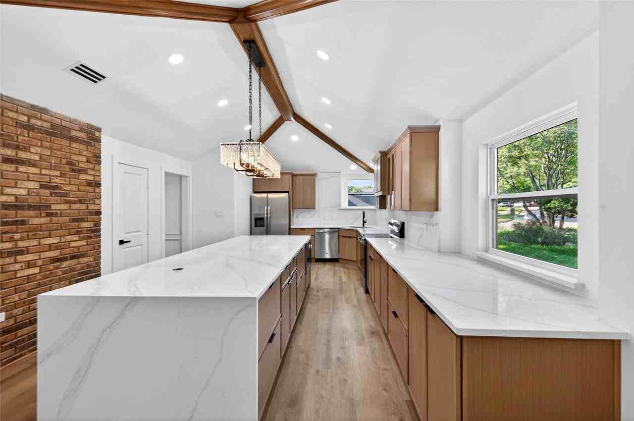 1213 Sycamore Dr - Photo 5 of 32