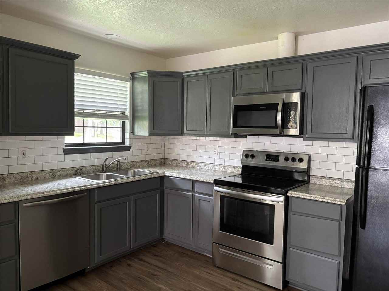 204 Pacific Ave - Photo 3 of 8