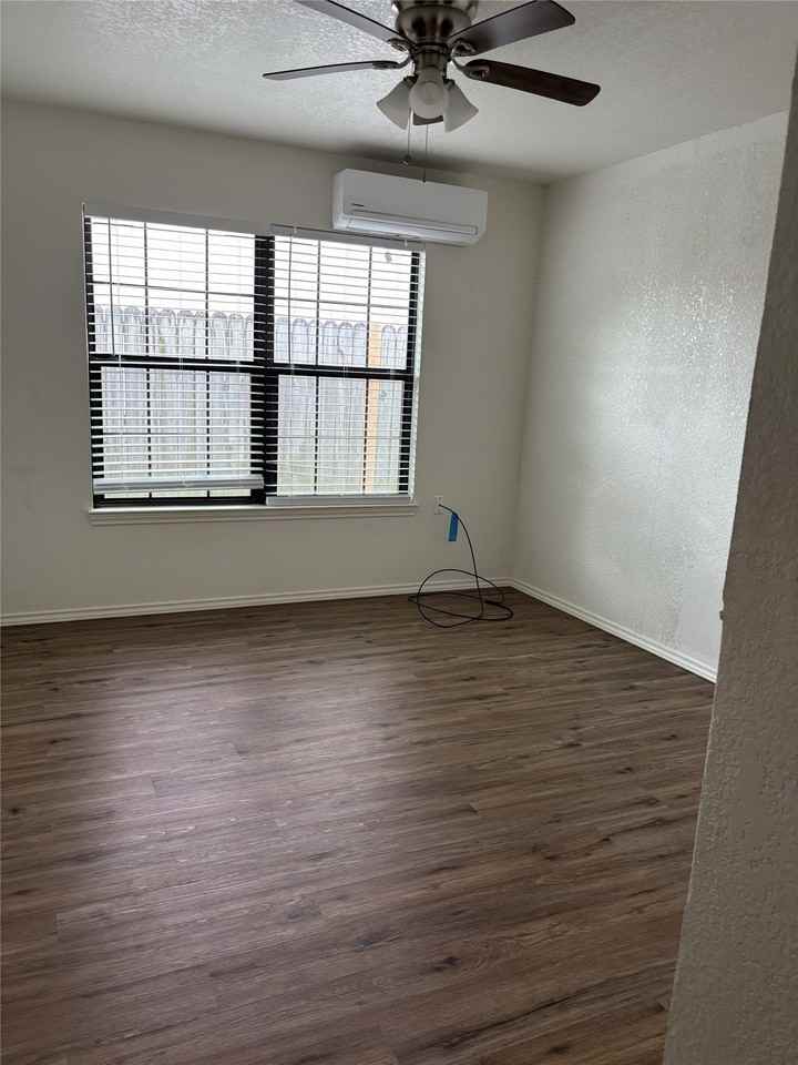 204 Pacific Ave - Photo 5 of 8