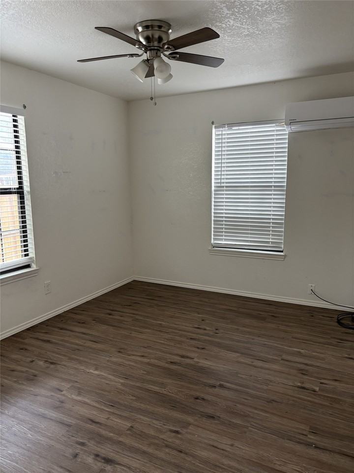 204 Pacific Ave - Photo 6 of 8
