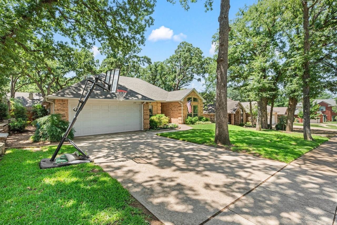 2141 N Aspenwood Dr - Photo 2 of 40
