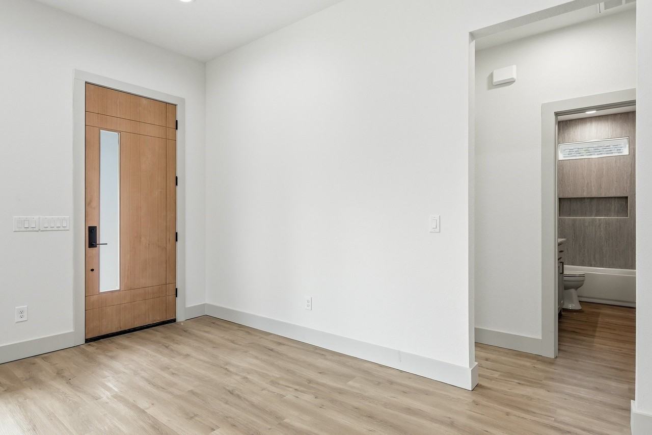 314 W Cobb St - Photo 2 of 37