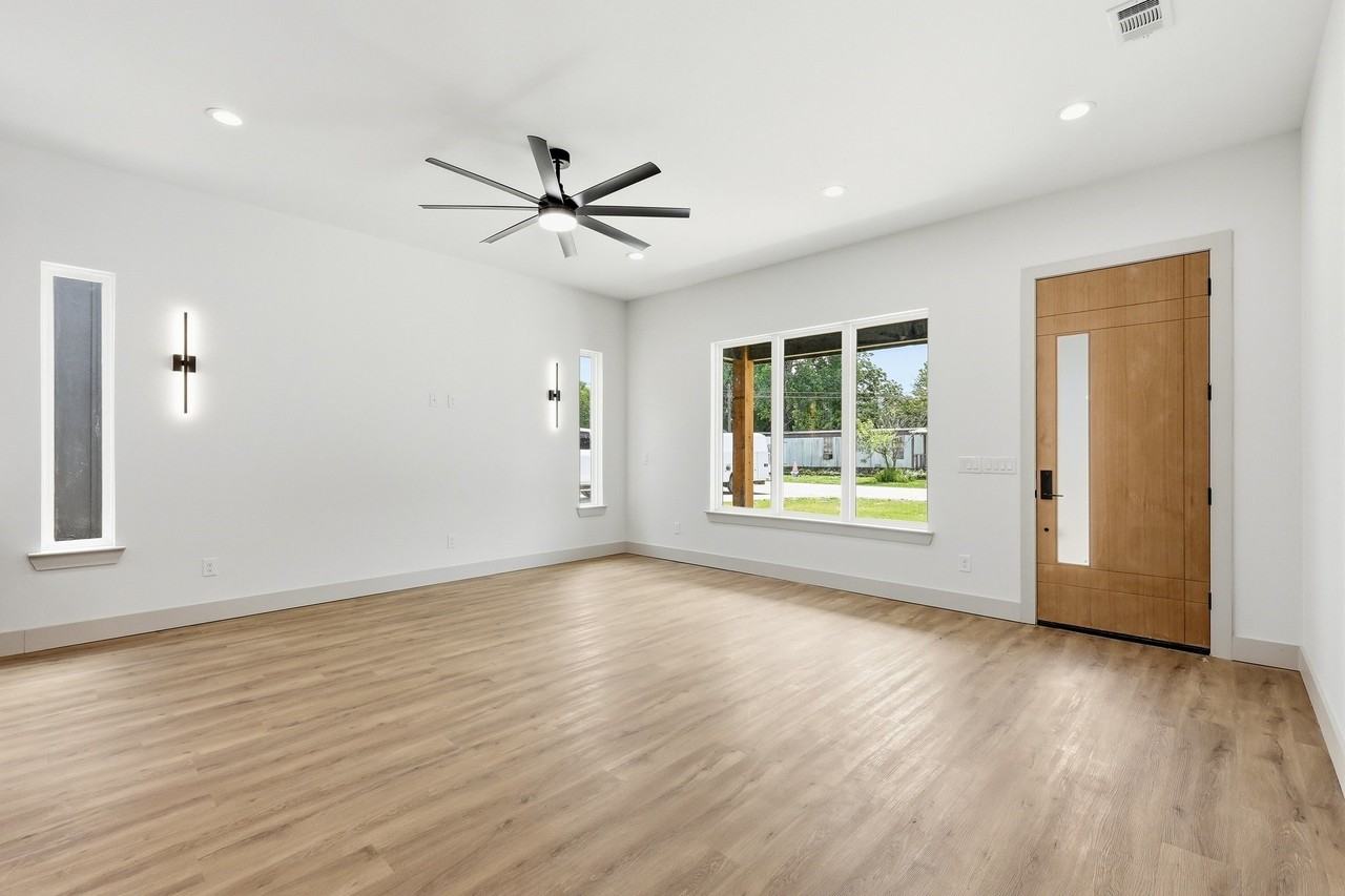 314 W Cobb St - Photo 4 of 37