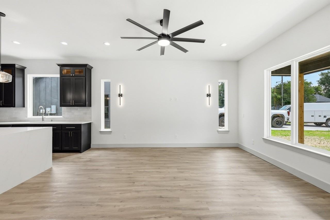 314 W Cobb St - Photo 5 of 37