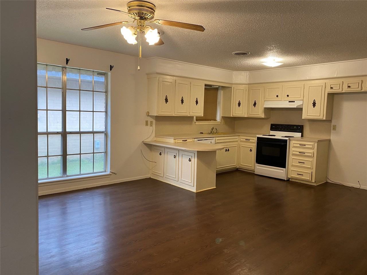 3341 S 27th St - Photo 5 of 12