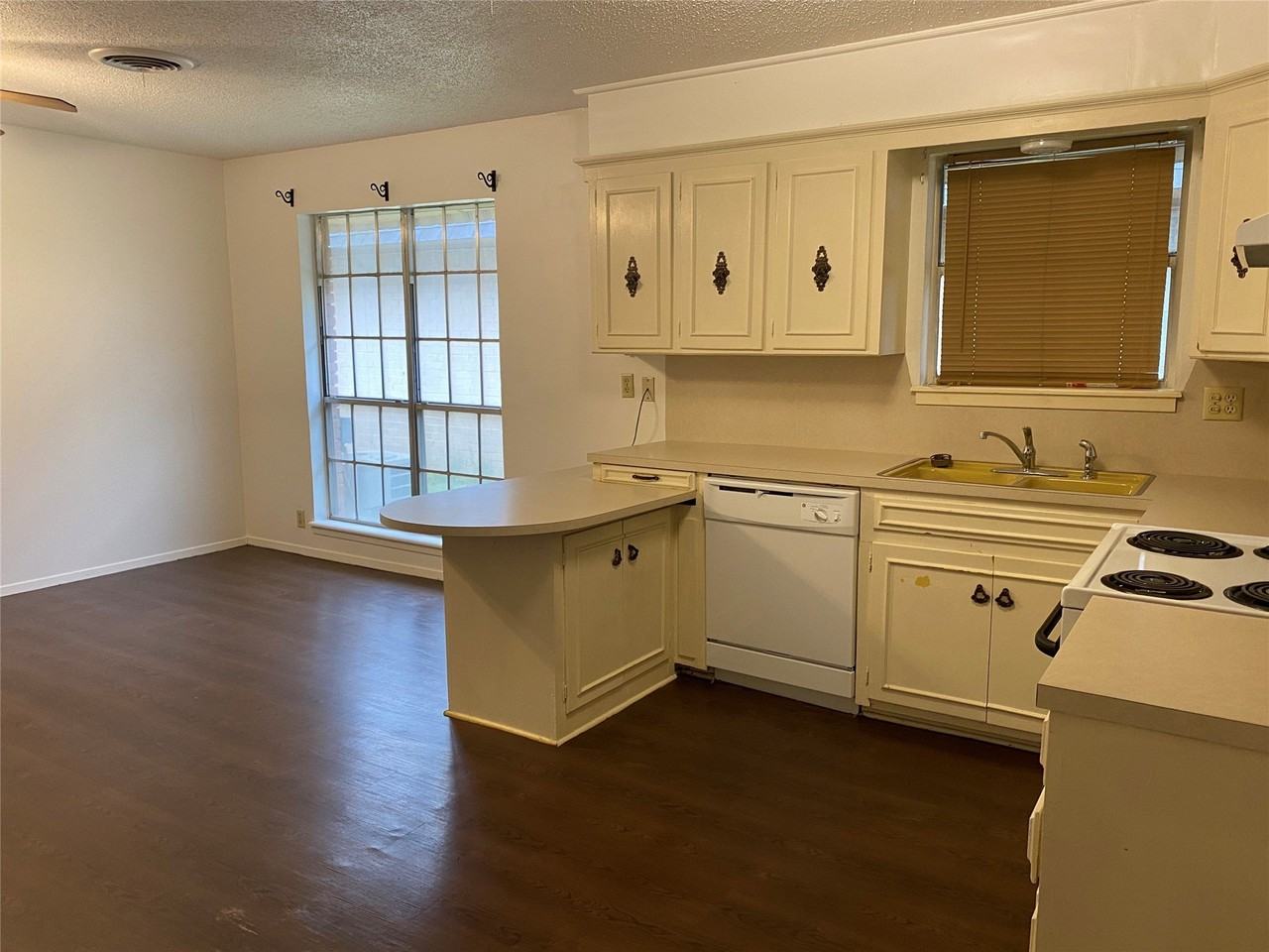 3341 S 27th St - Photo 6 of 12