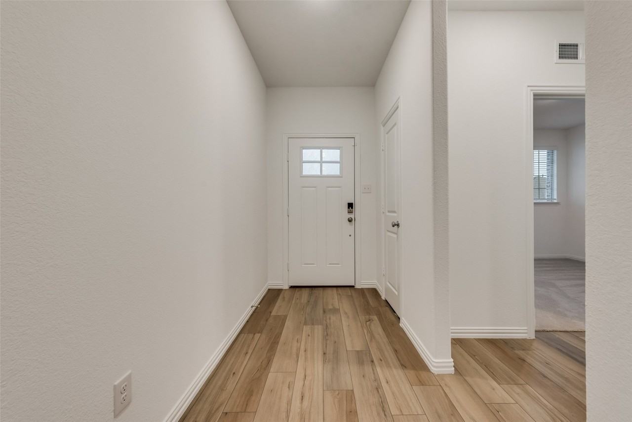 917 Dustwood Dr - Photo 3 of 19