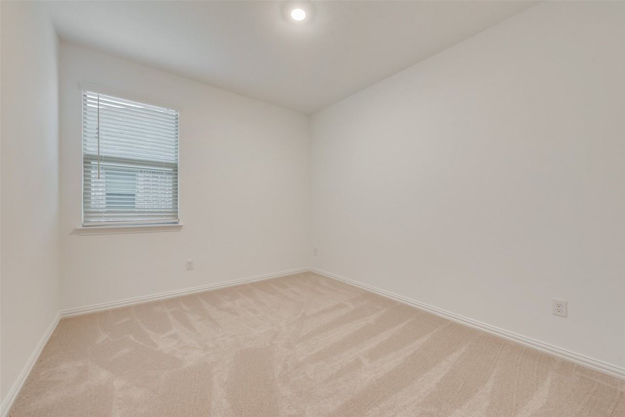 917 Dustwood Dr - Photo 5 of 19