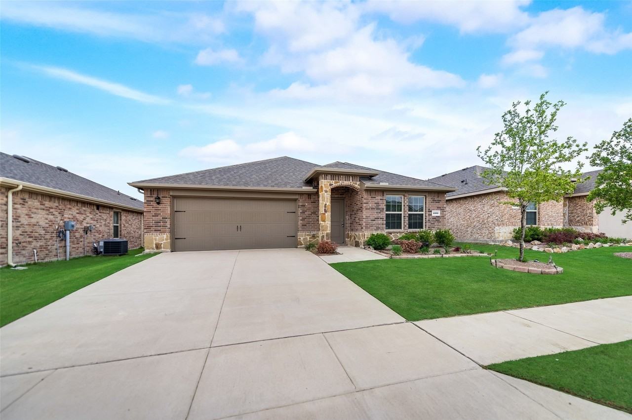 1302 Meadow Creek Dr - Photo 3 of 28