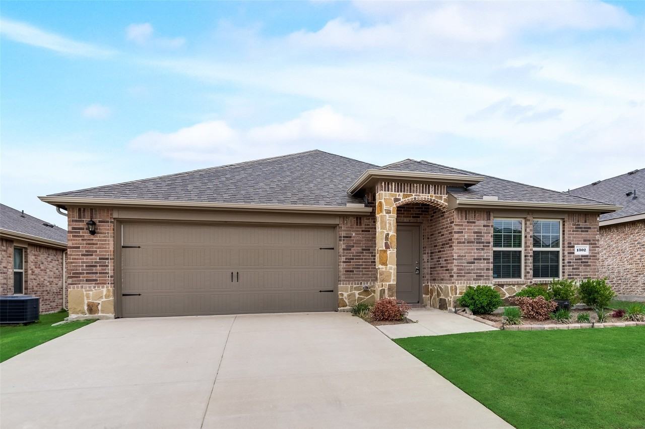 1302 Meadow Creek Dr - Photo 4 of 28