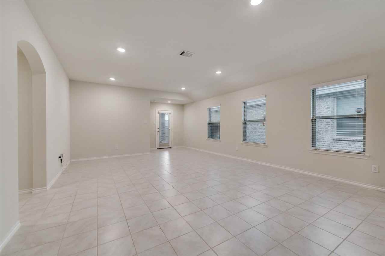 1302 Meadow Creek Dr - Photo 5 of 28