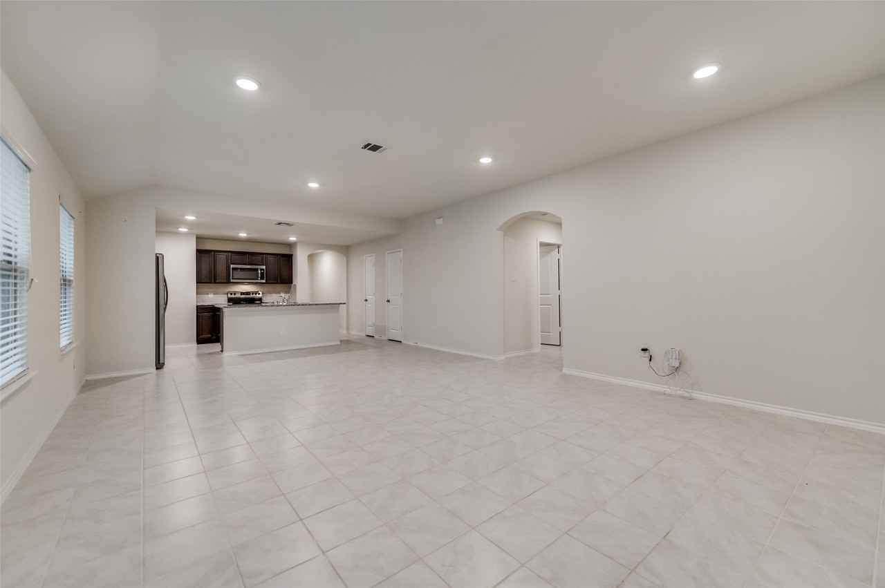 1302 Meadow Creek Dr - Photo 6 of 28