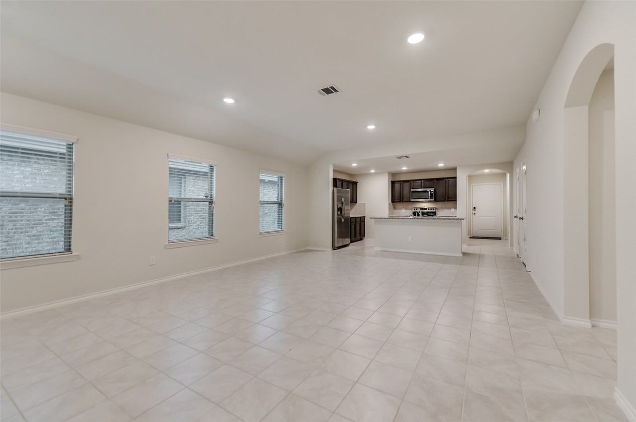1302 Meadow Creek Dr - Photo 7 of 28