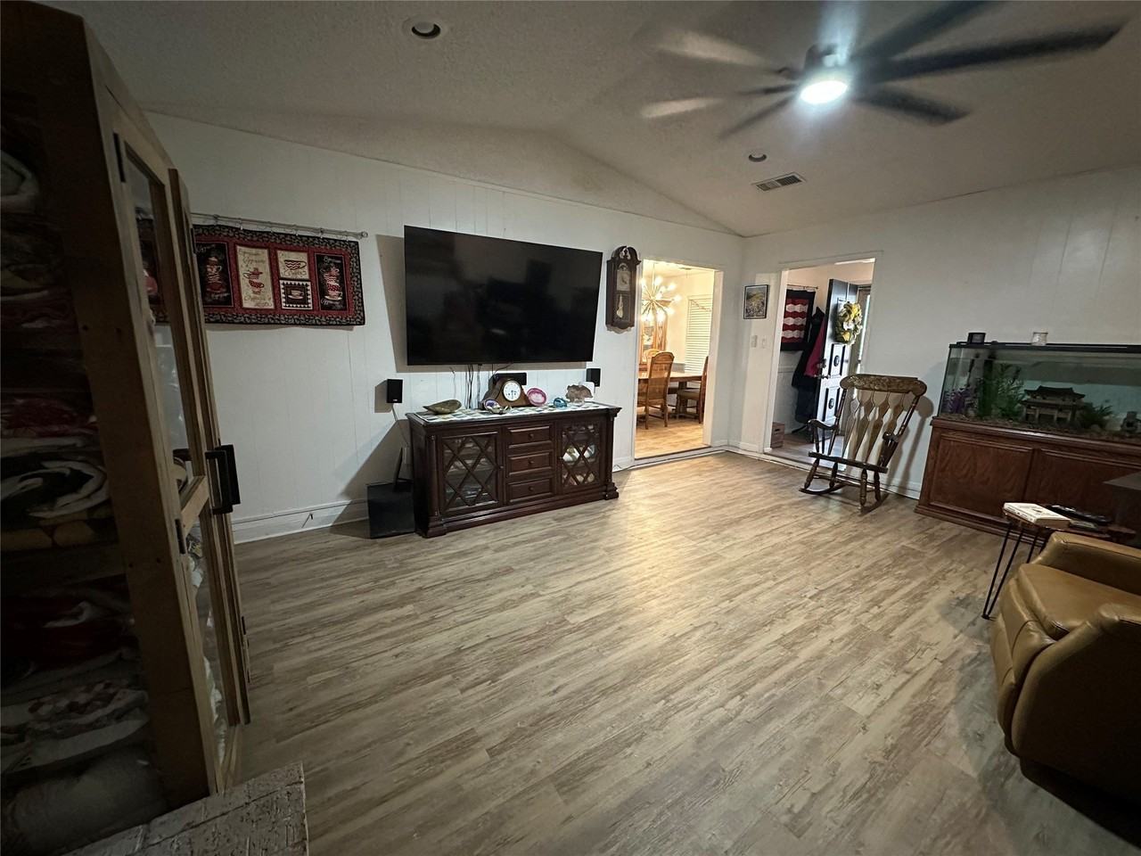4642 Bruce Dr - Photo 4 of 21