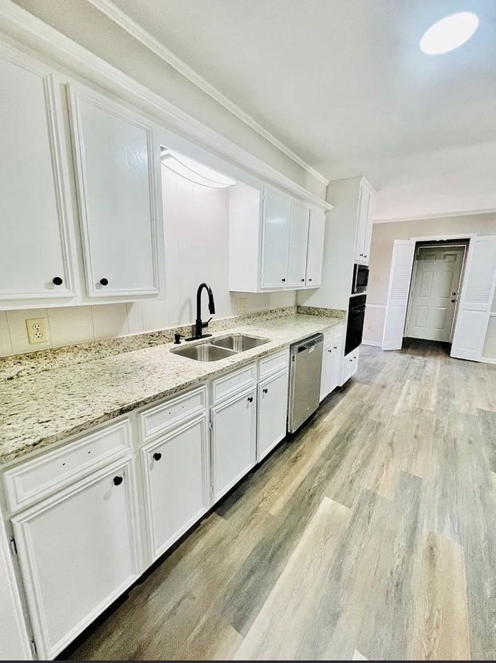 312 Gladstone St - Photo 7 of 18