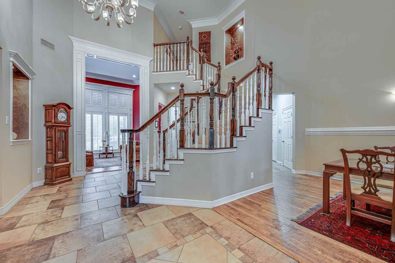 100 Oak Forest Ln - Photo 5 of 37